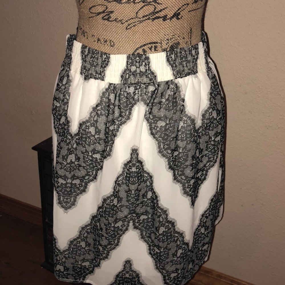 Maurices Chiffon Skirt White & Black Chevron NWT - Picture 3 of 8